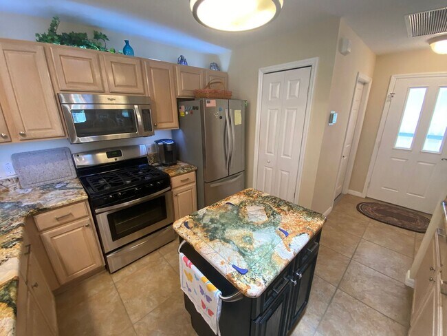 Foto del edificio - Beautiful Over Sized Turnkey SEASONAL Rent...