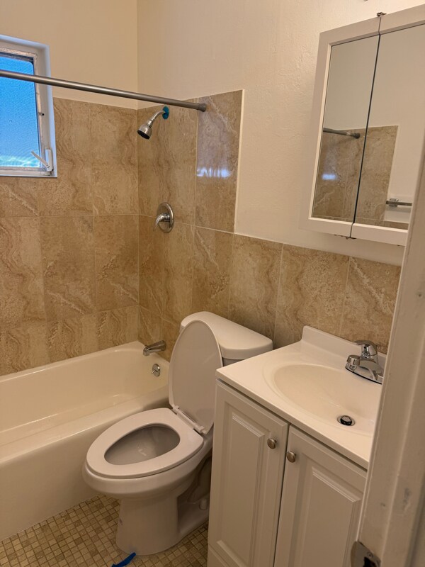 Building Photo - 323 N Lochview Terrace