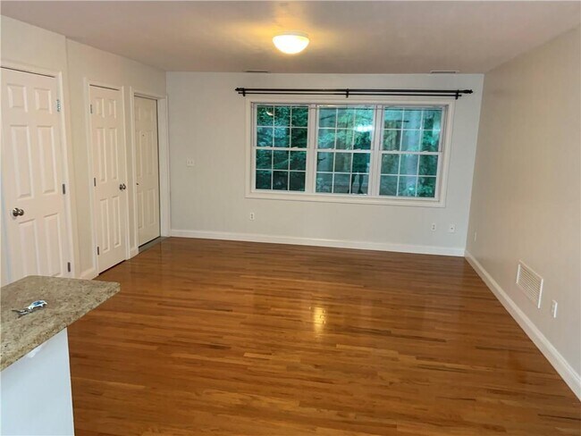 Foto del edificio - 60 Bay Spring Ave