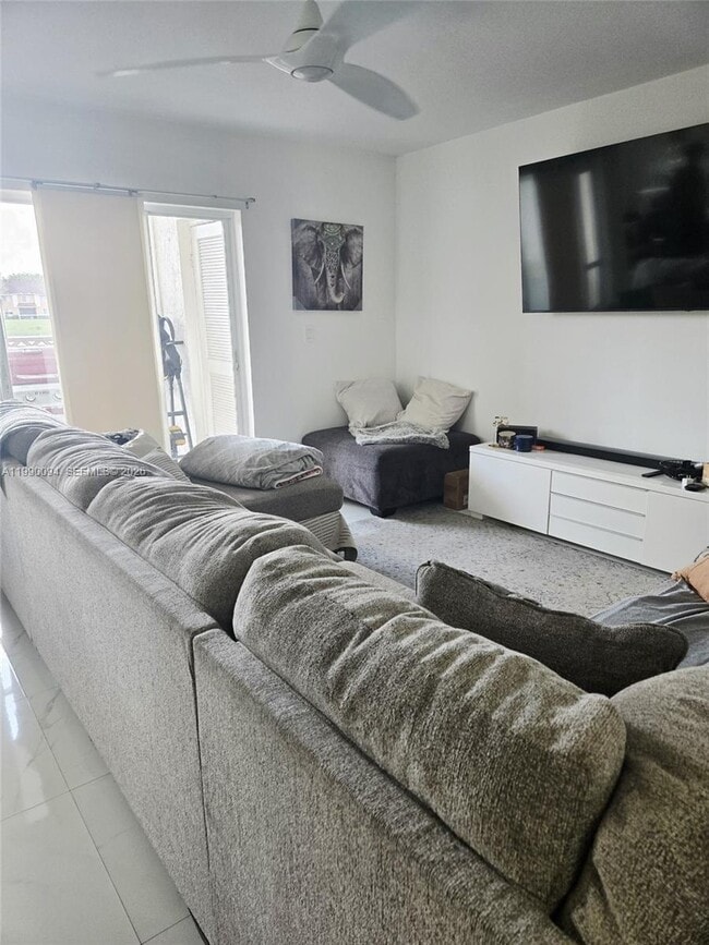 Foto del edificio - 860 NW 92nd Ave