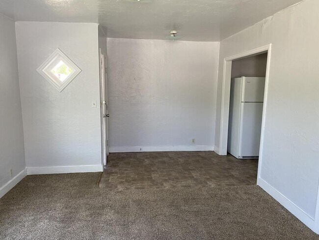 Foto del edificio - 435 NE Russell Ave