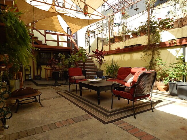 Patio de entrada al apartamento 1 - 2040 Whitley Ave
