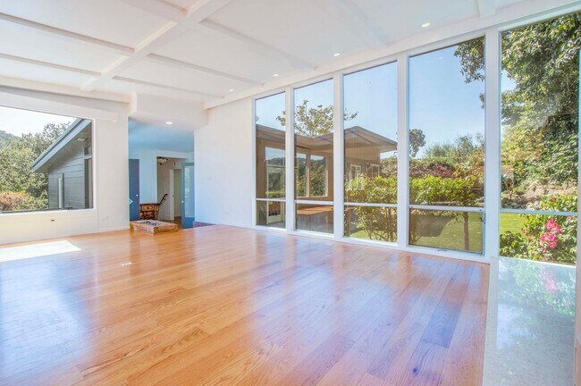 Foto del edificio - Fabulous 4Bed/3bath Mill Valley Home