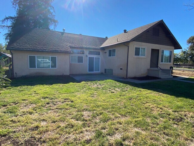 Foto del edificio - Large 3bd 2 ba home with a great country feel.