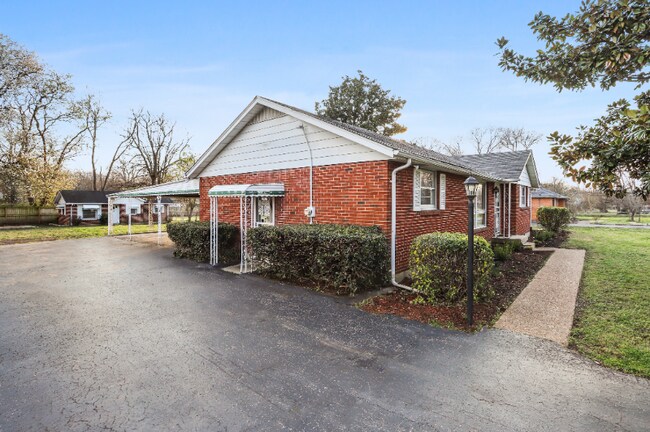 Building Photo - 2939 Hillhurst Dr