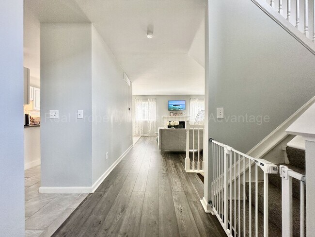 Foto del edificio - Beautifully Updated 2-Bedroom Townhouse w/ Finished Basement - Close to Royal Oak, Ferndale, Plea...