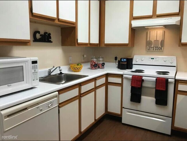 Building Photo - 1015 W University Ave