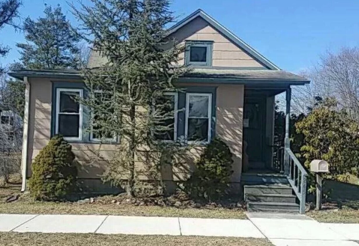 Primary Photo - 245 London Ave