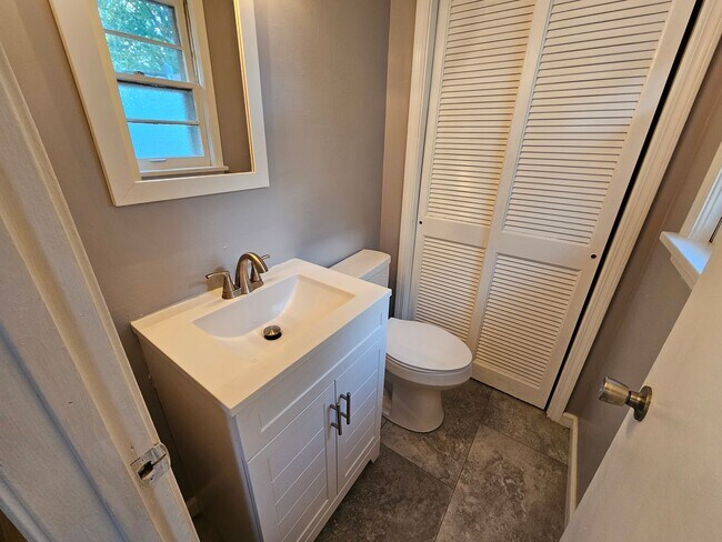 Foto del edificio - Spacious 3 Bedroom, 1.5 Bath House with Detached Garage