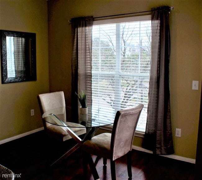 Building Photo - 2 br, 2 bath Apartment - 2601 Gramercy Str,