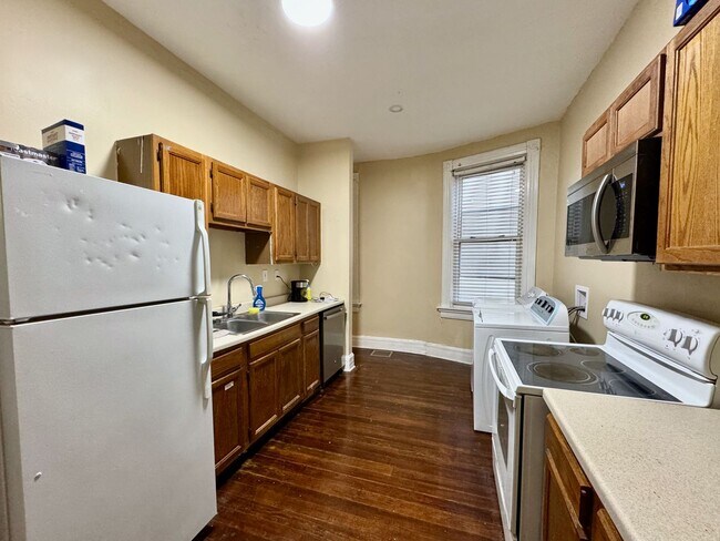 Foto del edificio - 4 Bed/2 bath UC Rental On Victor + Parking Only $675/person ($2700/mo)!