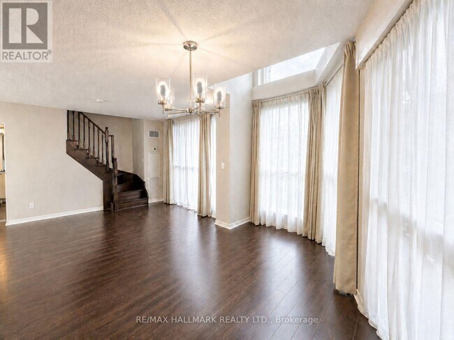 Photo du bâtiment - 352 Front St W