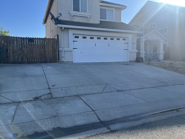 Building Photo - 2177 Stonewater Dr