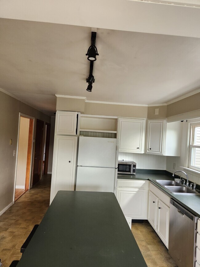 Building Photo - 99 Back River Rd