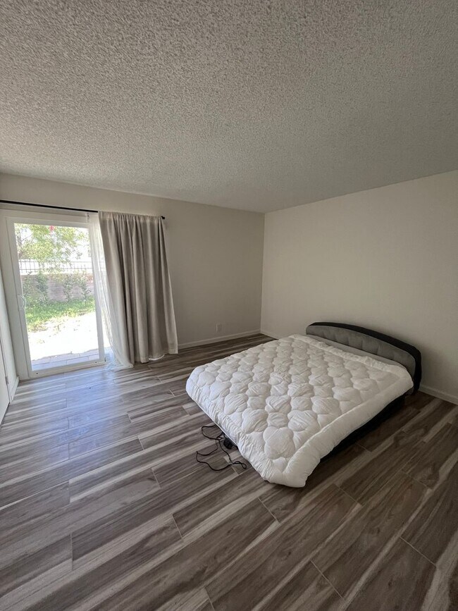 Foto del edificio - North Palm Springs Beauty $300 off first m...