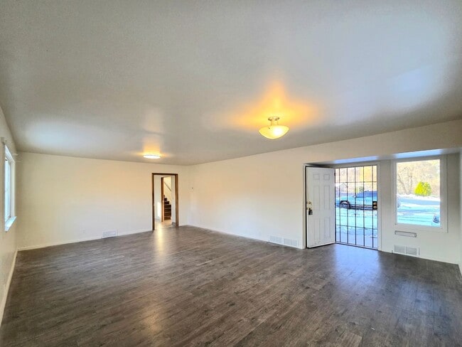 Building Photo - Large 4 Bedroom + Den, 2 Bath House for Rent in Cashmere!*** ON THE RIVER!!