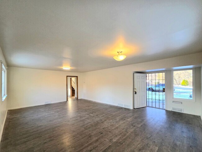 Foto del edificio - Large 4 Bedroom + Den, 2 Bath House for Rent in Cashmere!*** ON THE RIVER!!