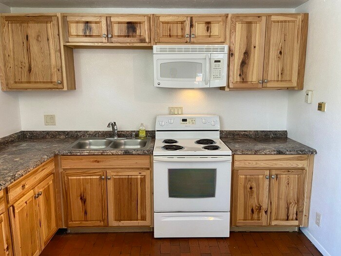 Foto principal - 600 Girard Blvd NE