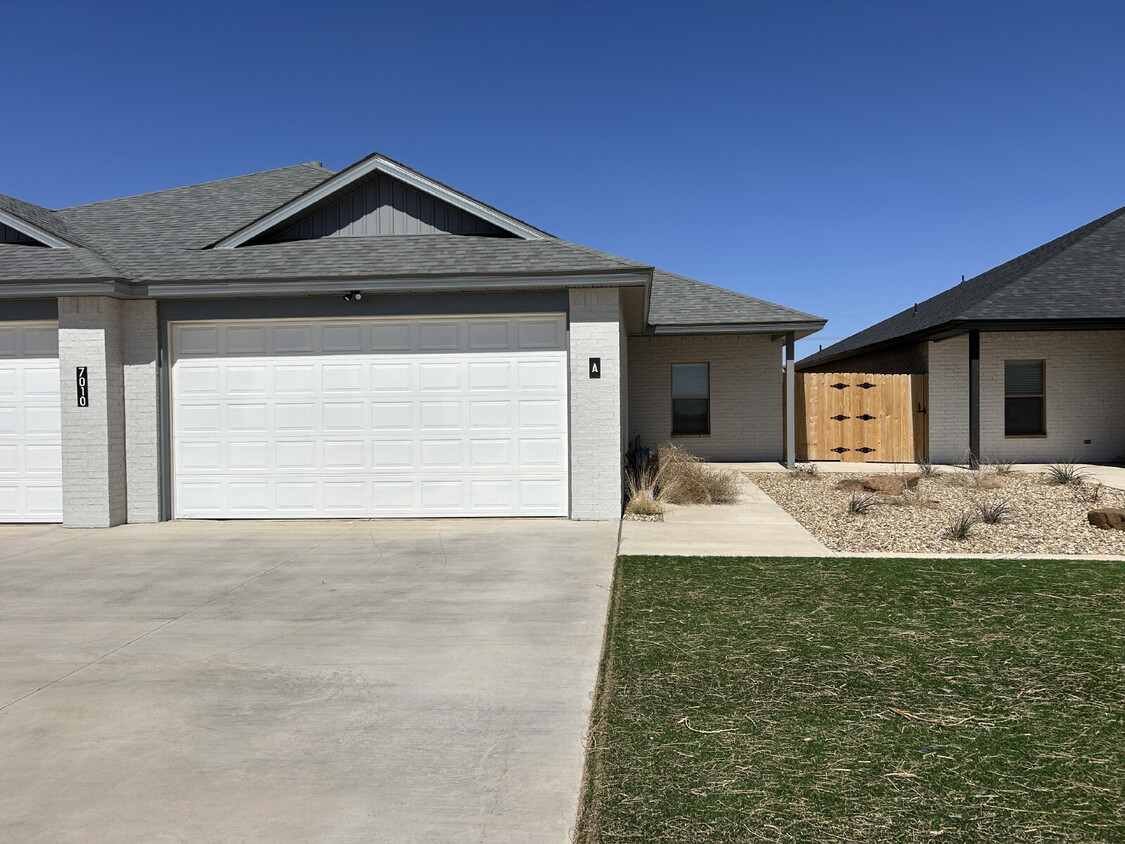 Foto principal - Brand New Duplex in Frenship East!
