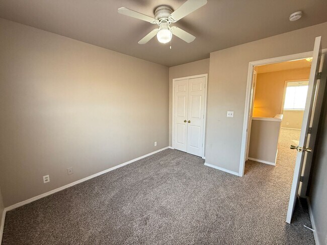 Foto del edificio - 3 bedroom Two Story Duplex!