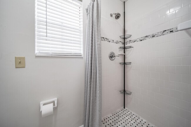 Foto del edificio - 5941 Leesway Blvd