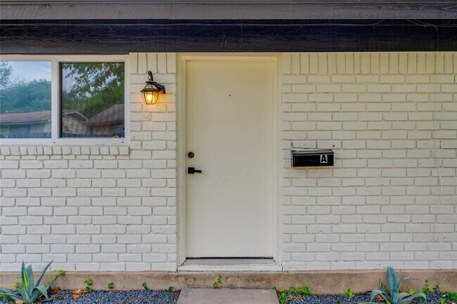 Foto del edificio - 3306 Dolphin Dr