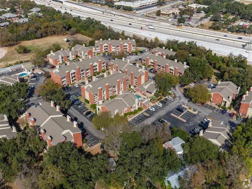 Foto del edificio - 7610 Cameron Rd