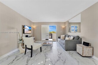 Building Photo - 1418 Collins Ave