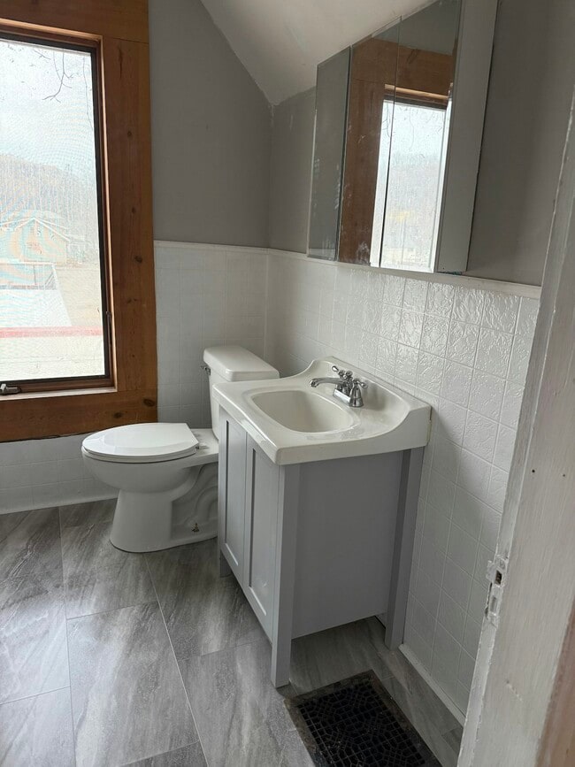 Building Photo - 308 W 7th St