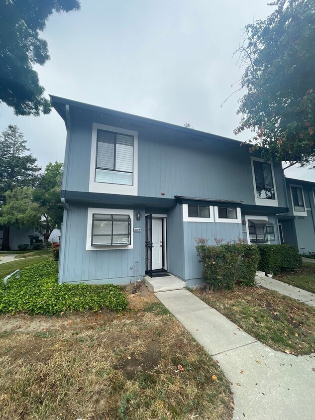 Foto principal - $3190 -- Beautifully Remodeled Townhome in...