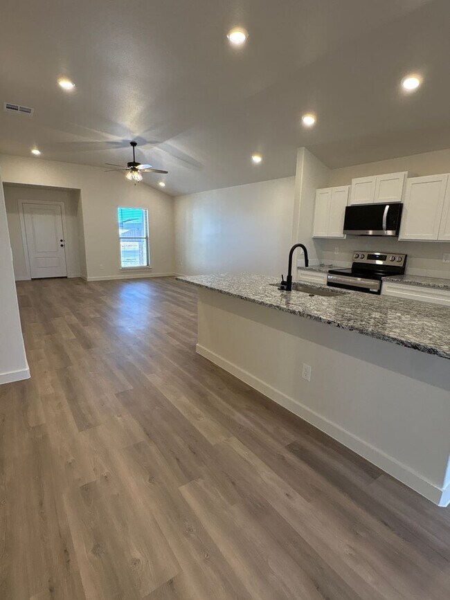 Foto del edificio - $500 off First Months Rent ask us how!! New, with great sunset views; 2168 Langfords' the home fo...