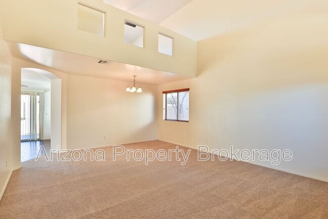 Foto del edificio - 17244 W Elizabeth Ave