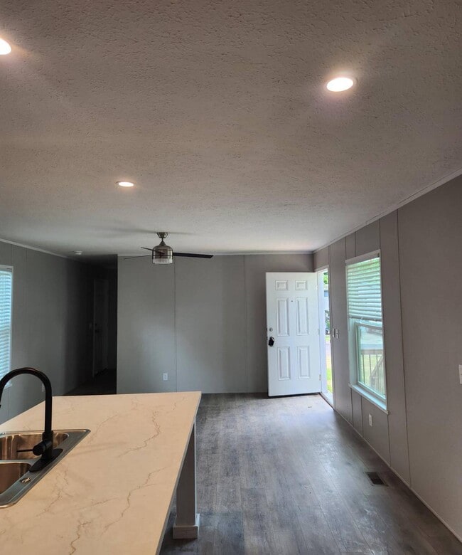 Building Photo - 400 Landrey Dr