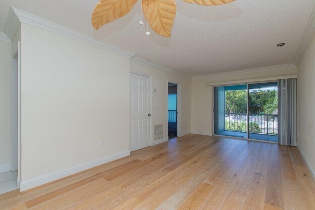 Sala de estar - 98402 Windward Ave