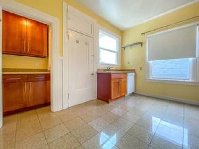 Foto del edificio - Outside Leasing - 1035-1039A Sanchez Street