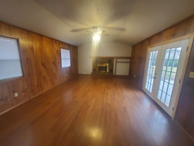 Photo - Nice 4 bedroom 1.5 bath home close to U of A and I-49