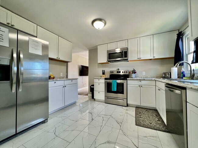 Building Photo - Beautiful 4 BDR Home - Near I-75