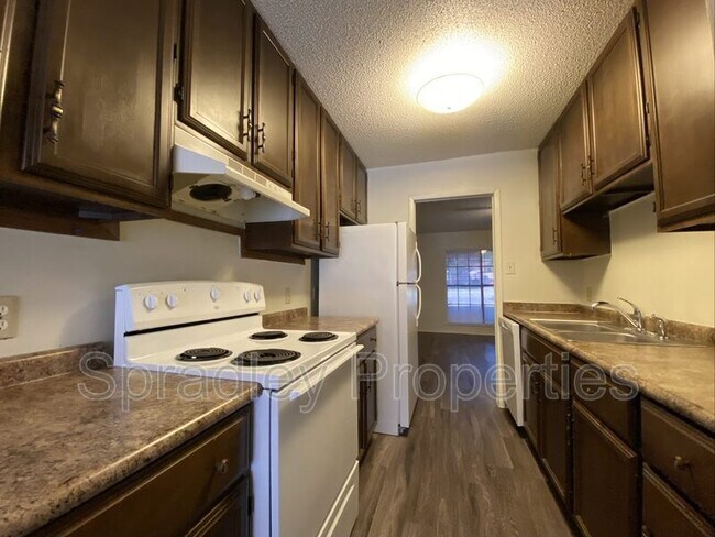 Building Photo - 501 Phoenix Dr