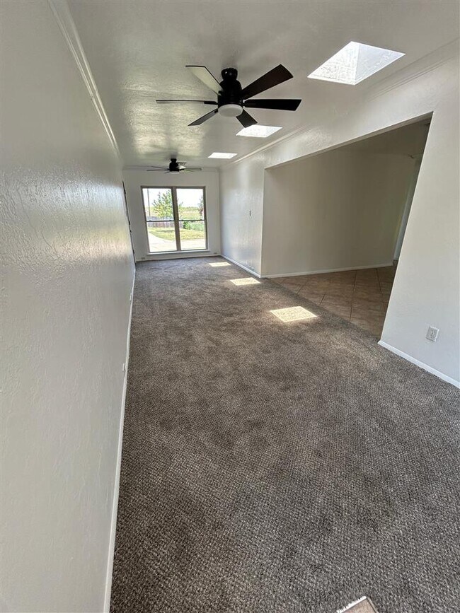 Foto del edificio - 2717 NW Central Dr