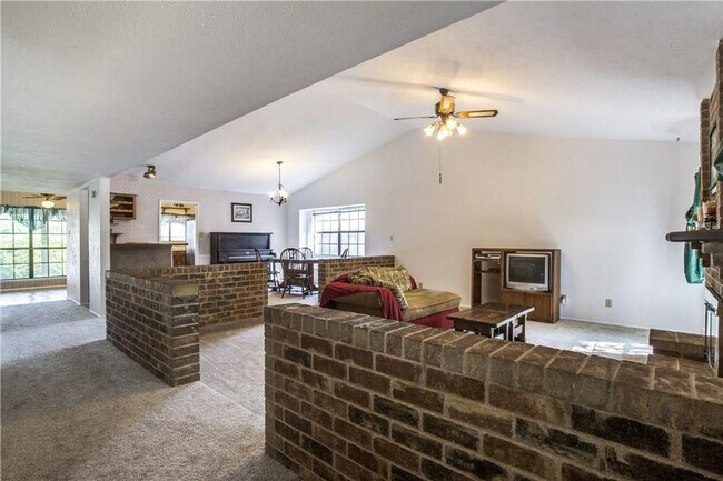 Building Photo - Well maintained 1 story home. 3 spacious b...