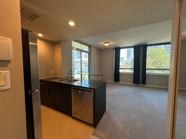 Building Photo - 706-638 Beach Crescent