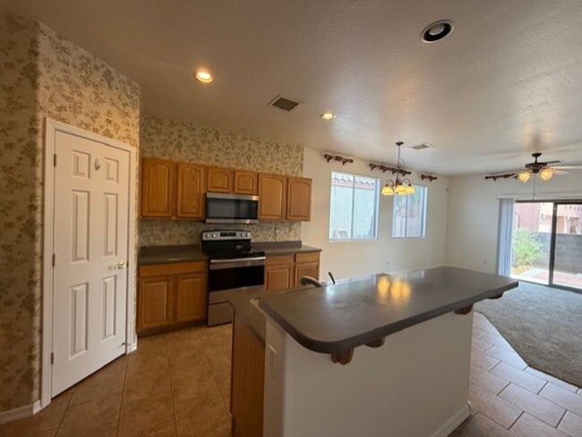 Building Photo - 3 Bed 2 Bath Available Now!! Contact Prope...