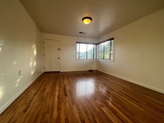 Foto del edificio - Pet Friendly! 2 Bed, 1 Bath Home with a Fu...