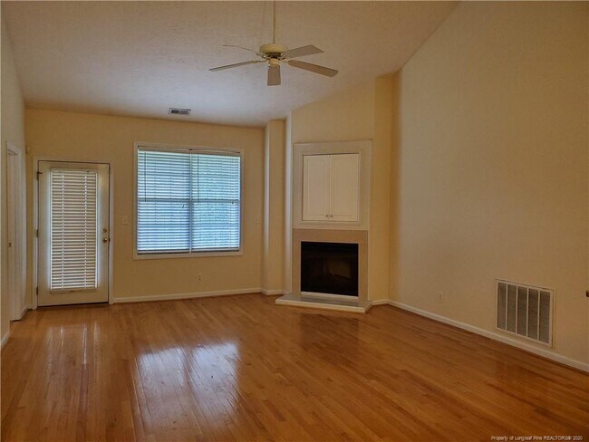 Foto del edificio - 3129 Wisteria Ln