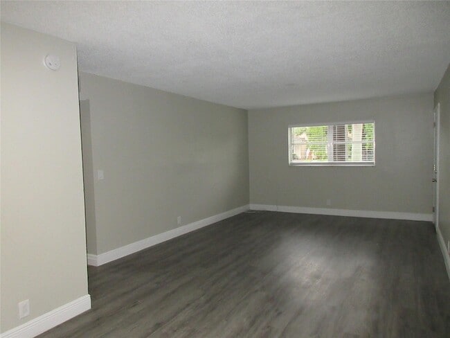 Foto del edificio - 4280 Woodside Dr