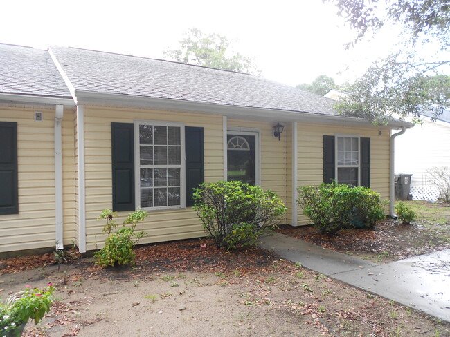 Casa adosada de 2 dormitorios y 2 baños en Meridian Place cerca de Folly Beach, techos abovedados y patio cercado - 1288 Apex Ln