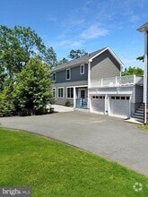 Building Photo - 94 Spruce St