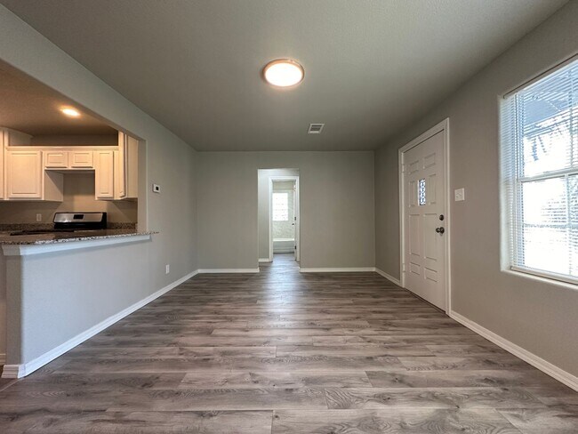 Building Photo - Fully Remodeled 4 Bed / 2 Bath Home in For...
