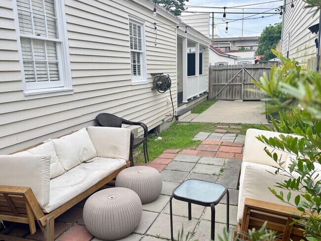 Building Photo - Available July 9th. FULLY FURNISHED 3 BR i...