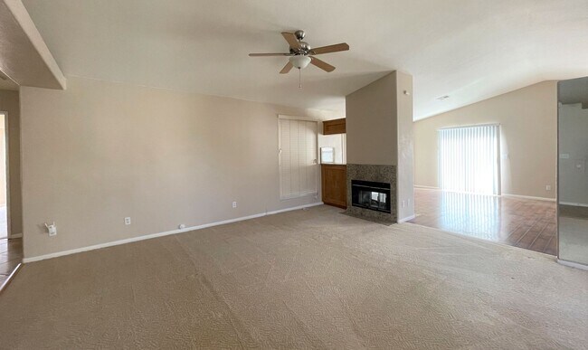 Building Photo - Highly Desirable Golf Course Neighborhood
